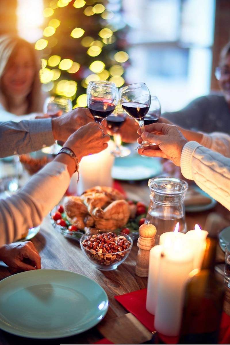 Familia brindando en la cena de Navidad